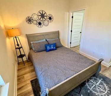 Downtown House | Downtown, Bay Views, Fish Market, and Blue Angels!