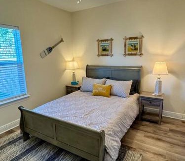 Downtown House | Downtown, Bay Views, Fish Market, and Blue Angels!