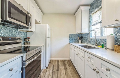 Crescent Lake Apartment | Downtown | Beaches | 3 Beds