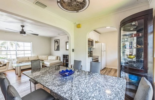 Crescent Lake Apartment | Downtown | Beaches | 3 Beds
