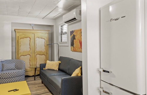 Williams House | Downtown Blonde Bungalow w/Fully Fenced BIG YARD, AC, W/D, 2 Samsung Smart TVs