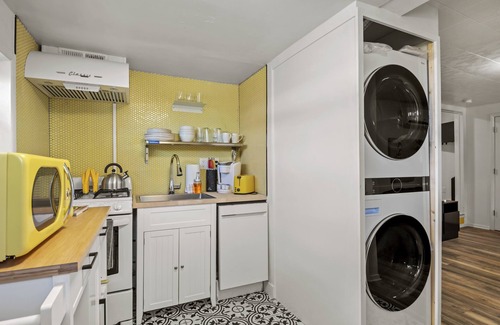 Williams House | Downtown Blonde Bungalow w/Fully Fenced BIG YARD, AC, W/D, 2 Samsung Smart TVs