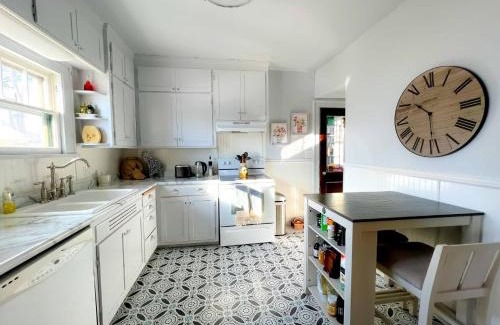 La Crosse House | Downtown Boho Home wOffice Yoga StudioKing Bed