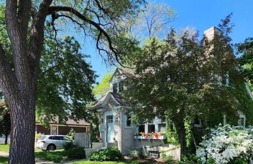 La Crosse House | Downtown Boho Home wOffice Yoga StudioKing Bed