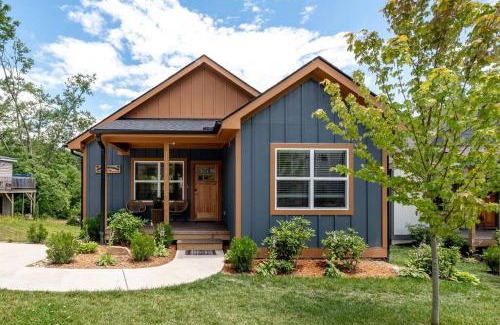 Brevard House | Downtown Brevard 5BR Retreat & Cyclists Dream