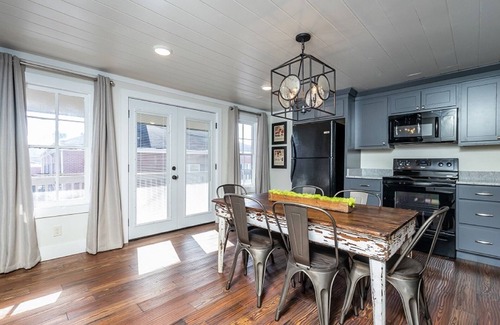 Ellijay House | Downtown Bungalow Right in the Heart of Ellijay/Minimum Age Requirement of 25 y