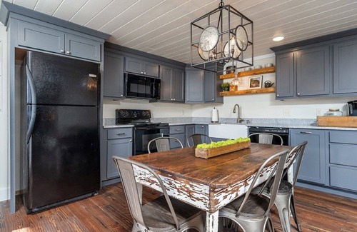 Ellijay House | Downtown Bungalow Right in the Heart of Ellijay/Minimum Age Requirement of 25 y