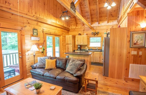West Jefferson Cabin | Downtown Cabin - West Jefferson + Hot Tub + Minutes to Downtown Breweries, Shops, and More!