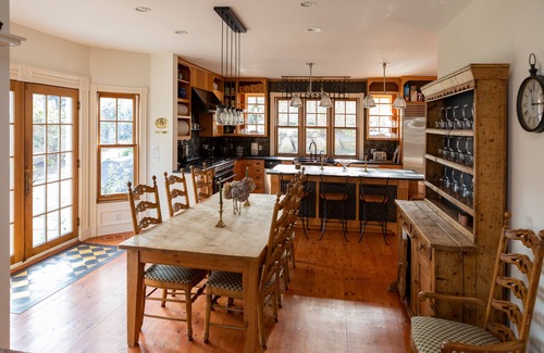 Vineyard Haven House | Downtown Captain's Mansion- The Dexter- Family, pet, and event friendly