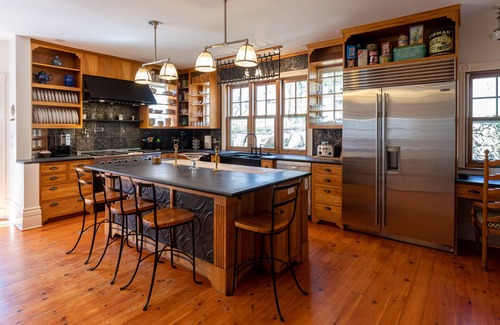 Vineyard Haven House | Downtown Captain's Mansion- The Dexter- Family, pet, and event friendly