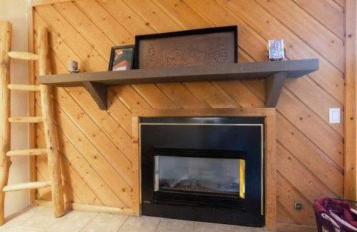 Four O'Clock House | Downtown Chalet Close to Main St with Pool and Hot Tub