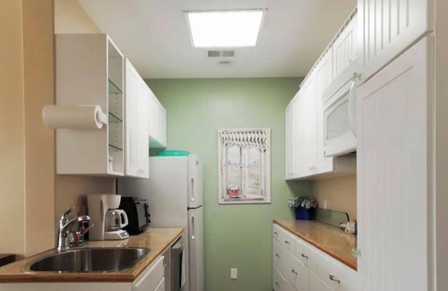 Carpinteria Apartment | Downtown Charmer! King bed + Queen sleeper sofa. Close to Downtown and Beach