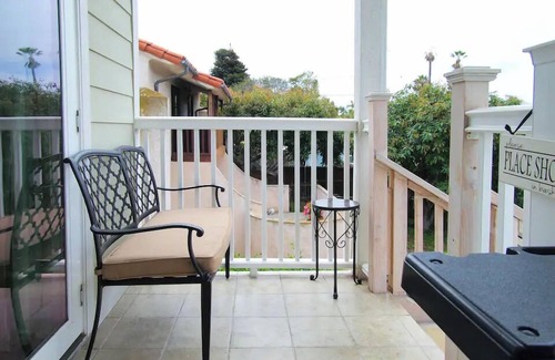 Carpinteria Apartment | Downtown Charmer! King bed + Queen sleeper sofa. Close to Downtown and Beach