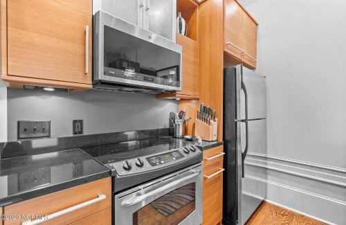 Downtown Wilmington Apartment | Downtown Condo*Balcony*River*Pet Friendly*Beach