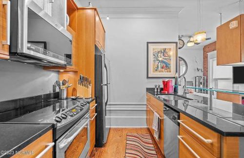 Downtown Wilmington Apartment | Downtown Condo*Balcony*River*Pet Friendly*Beach