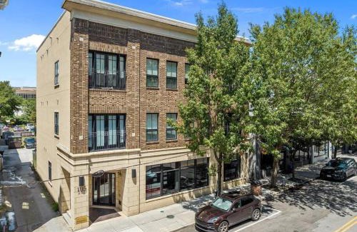 Downtown Wilmington Apartment | Downtown Condo*Balcony*River*Pet Friendly*Beach