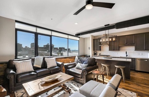 Downtown Asheville Condo | Downtown Condo with Two Ensuite King Bedrooms