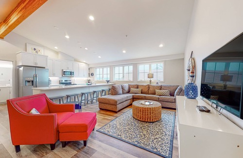 Coupeville Apartment | Downtown condo with peek-a-boo water views, W/D, and full kitchen