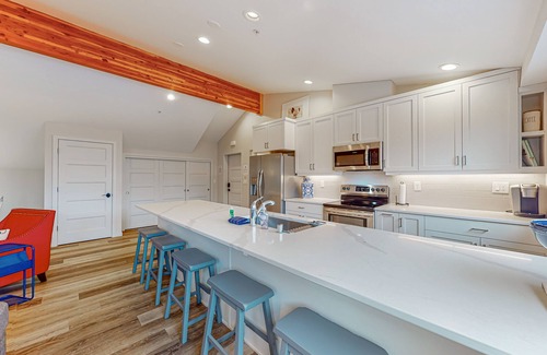 Coupeville Apartment | Downtown condo with peek-a-boo water views, W/D, and full kitchen
