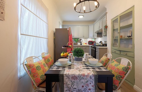 Santa Ana Apartment | Downtown Cozy Home 10. mins drive to Disneyland