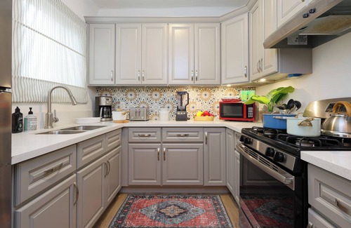 Santa Ana Apartment | Downtown Cozy Home 10. mins drive to Disneyland