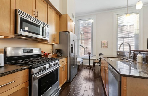 Central Business District House | Downtown Delight-Gorgeous CBD condo with private courtyard