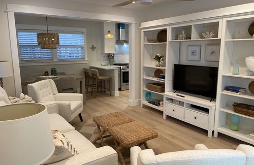 Marina District House | Downtown Delray Cottage-Walk to everything!