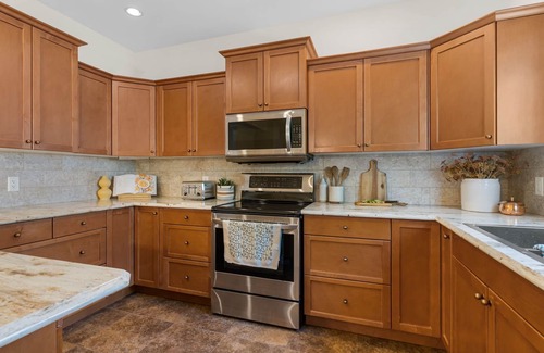 North End House | Downtown District & Knox Mountain & 5 min Walk to Beach, Hot Tub & Covered Patio