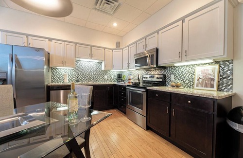 Saint Joseph Condo | Downtown Duo | Wineries | Rooftop Deck | 2 Condos