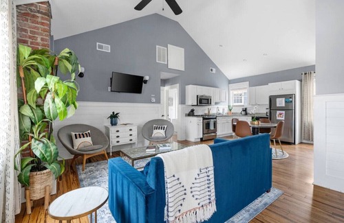 Downtown Charleston House | Downtown Duplex - Spring St - Sleeps 26