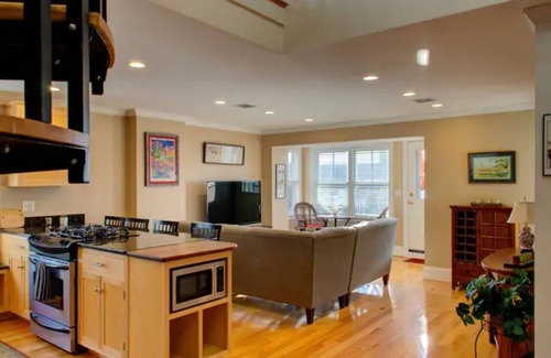 Portsmouth Apartment | Downtown Escape ❤️ Deck, Fireplace, 95 WalkScore