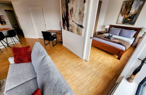 Gastown Apartment | Downtown Escape – Walk to Cruise Ships & Waterfront | 2 Comfy Beds