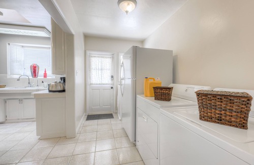 Oleander - Sunset House | Downtown Estate. Home, Pool, Large Soak Tub, Guest House, RV parking