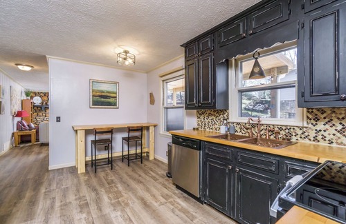 Dahlonega House | Downtown Family Retreat-Minutes to Dahlonega/Pool/5 Beds/3.5 Baths!