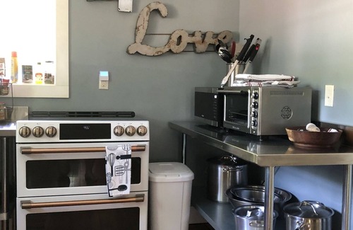 Hot Springs Cottage | Downtown Favorite! Hot Tub, Firepit, Cozy & Roomy