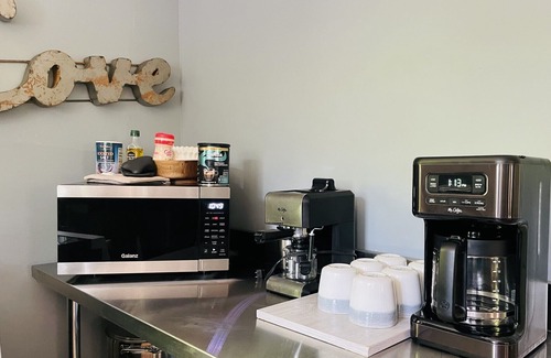 Hot Springs Cottage | Downtown Favorite! Hot Tub, Firepit, Cozy & Roomy