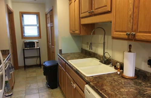 Frankfort Condo | Downtown Frankfort-Open YR Round-3BR near Storm Cloud Brewery & Crystal Mountain