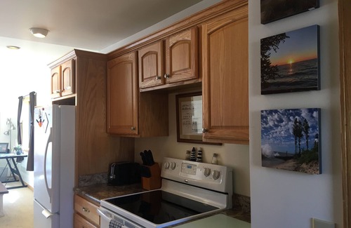 Frankfort Condo | Downtown Frankfort-Open YR Round-3BR near Storm Cloud Brewery & Crystal Mountain