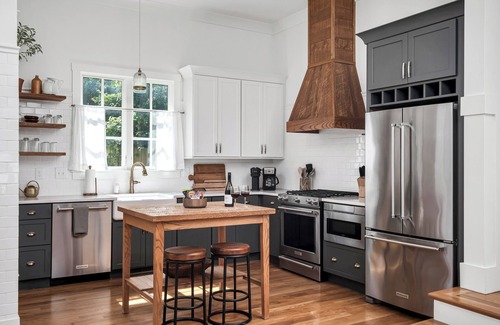 Historic Downtown Franklin House | Downtown Franklin Farmhouse. Steps to Dining, Shops & Cafes
