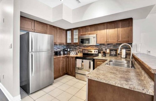 Burlington House | Downtown Gem - 3min to Lakefront - King Bed