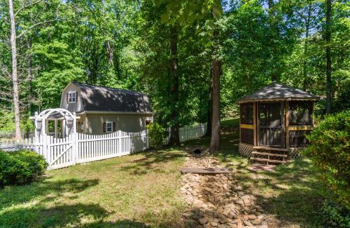 Dahlonega House | Downtown Getaway