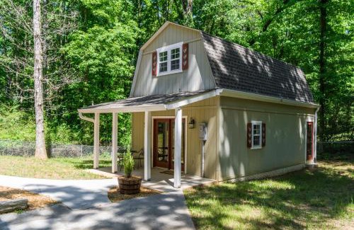 Dahlonega House | Downtown Getaway