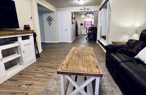 Midland House | Downtown Getaway