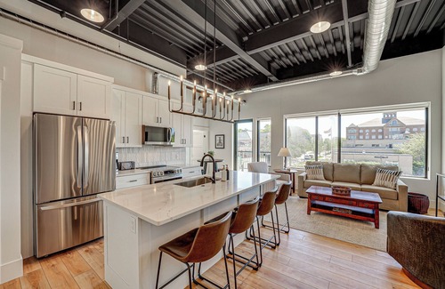 Grand Haven Condo | Downtown Grand Haven Condo - Walk to Boardwalk!