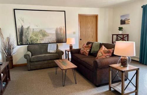 Ironwood House | Downtown Green Room at Villages on Aurora
