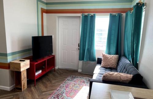 Colonialtown North Apartment | Downtown Groovy Studio
