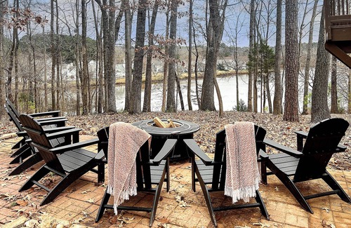 Cary House | Downtown Haven - 4 Bedrooms & 3.5 Baths, 2 King Bedrooms with Ensuite Baths