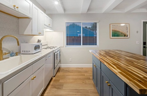 Vista House | Downtown Haven|Patio|Near Dining