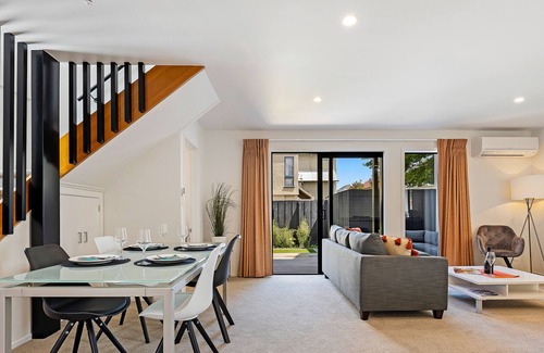 Linwood Cottage | DOWNTOWN HIDEAWAY, family friendly, with a garden in Christchurch