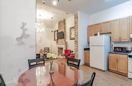 Central Business District Apartment | Downtown Historic District Apartment Walking Distance to Everything Quiet Street